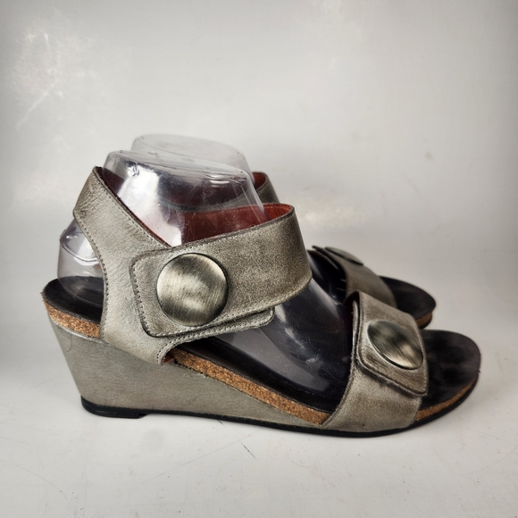 TAOS Women's Carousel Sandal Size 40 / 9 Gray Distressed Leather Wedge Shoe - Picture 2 of 10